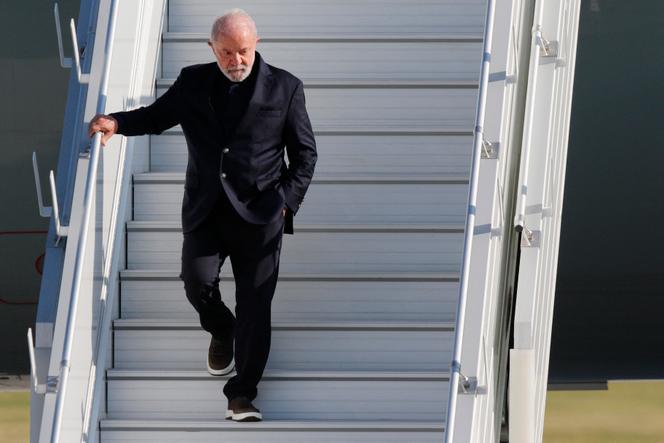Le président brésilien Luiz Inacio Lula da Silva arrive à l’aéroport de Calgary, en Alberta, au Canada, pour assister au sommet du G7, le 16 juin 2025.