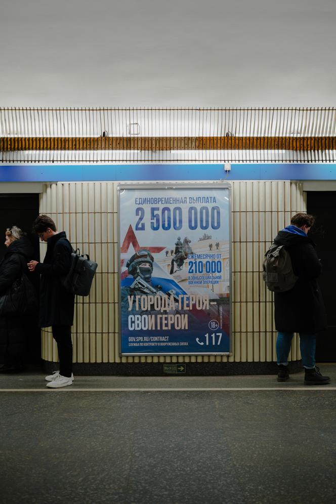 Une affiche propose un contrat dans l’armée russe dans le métro, à Saint-Pétersbourg (Russie ), le 4 avril 2025.