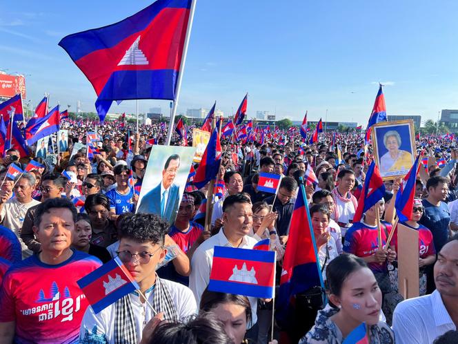 Lors de la manifestation en soutien au gouvernement cambodgien, engagé dans un nouveau bras de fer avec le voisin thaïlandais, à Phnom Penh, le 18 juin 2025.