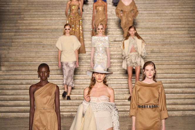 Coleção Cruise 2026 de Max Mara, apresentada no Royal Caser Palace (Itália), 17 de junho de 2025.