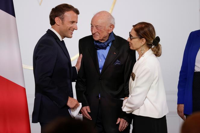 Emmanuel Macron, Edgar Morin e sua moglie Sabah Abouessalam, durante una cerimonia organizzata per celebrare il centenario della nascita del filosofo, al Palazzo dell'Eliseo di Parigi, l'8 luglio 2021.
