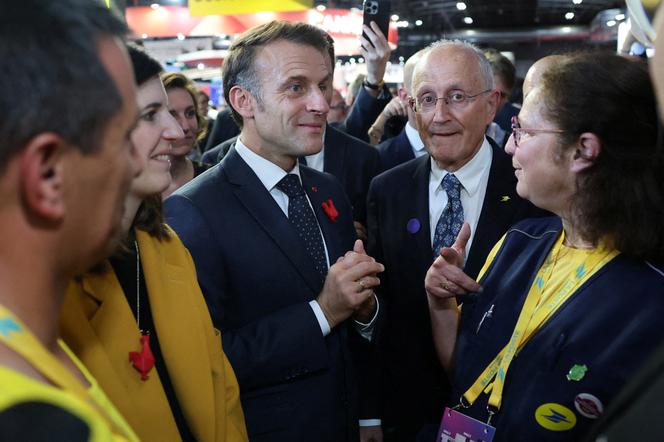 Emmanuel Macron et Philippe Wahl, PDG du groupe La Poste, au salon VivaTech, à Paris, le 11 juin 2025.