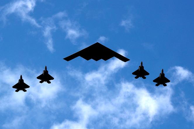 Un bombardier B-2 avec quatre chasseurs F-35 de la marine américaine, au-dessus de l’Hudson, à New York, le 4 juillet 2020.