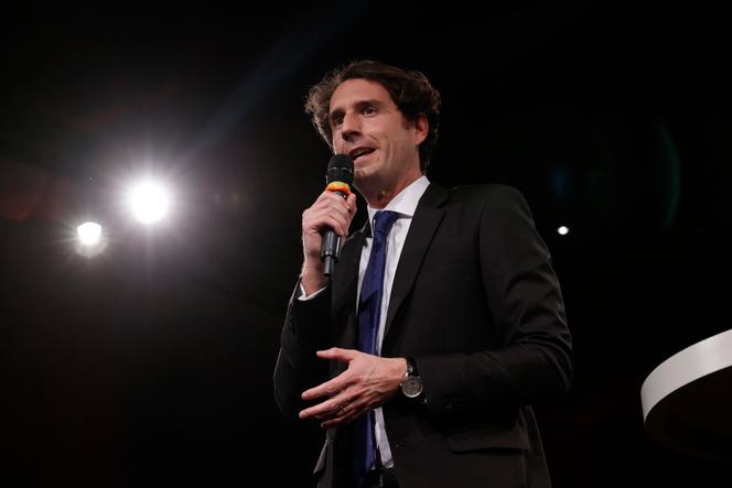 Charles-Henri Gallois, alors président de Génération Frexit, lors du meeting de Nicolas Dupont-Aignan, candidat Debout la France pour l’élection présidentielle 2022, à Paris, le 6 avril 2022.