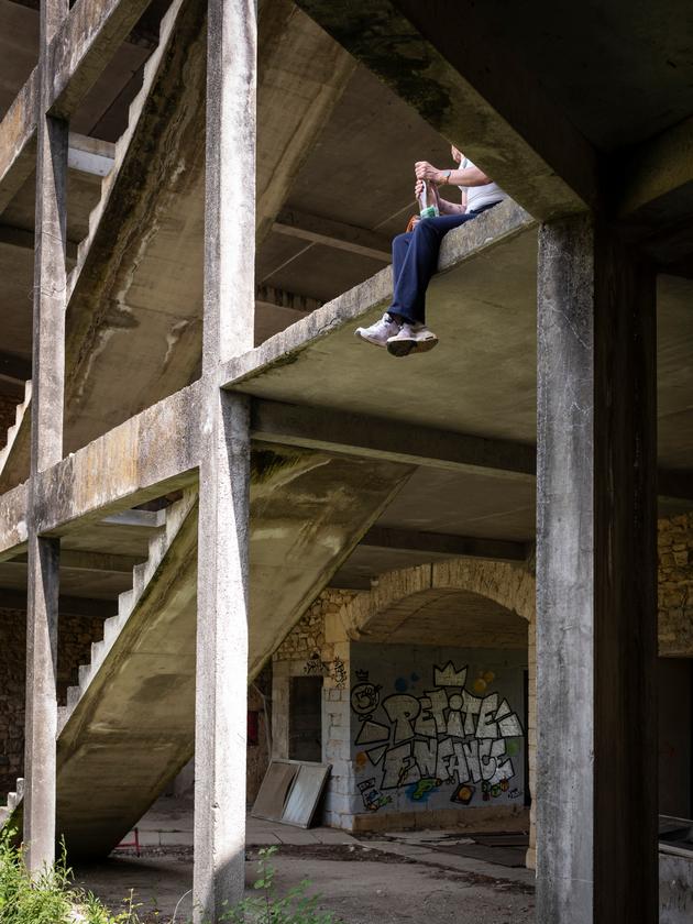 Lors de la visite d’un site abandonné près d’Alès (Gard), le 14 juin 2025. 