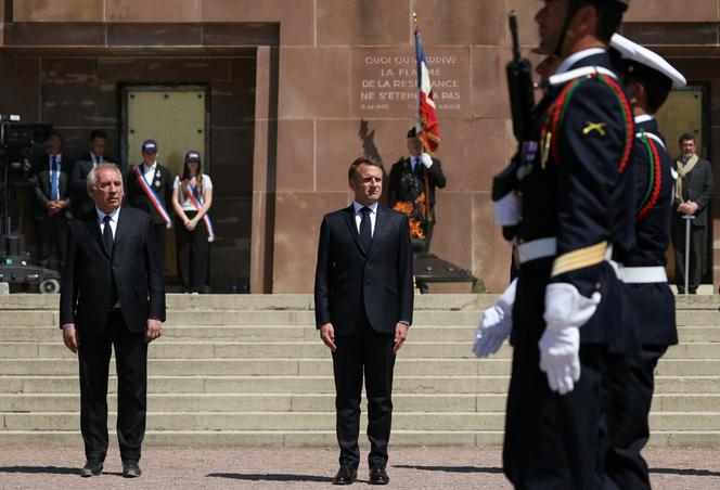 François Bayrou et Emmanuel Macron, au Mémorial du Mont-Valérien, à Suresnes (Hauts-de-Seine), le 18 juin 2025.