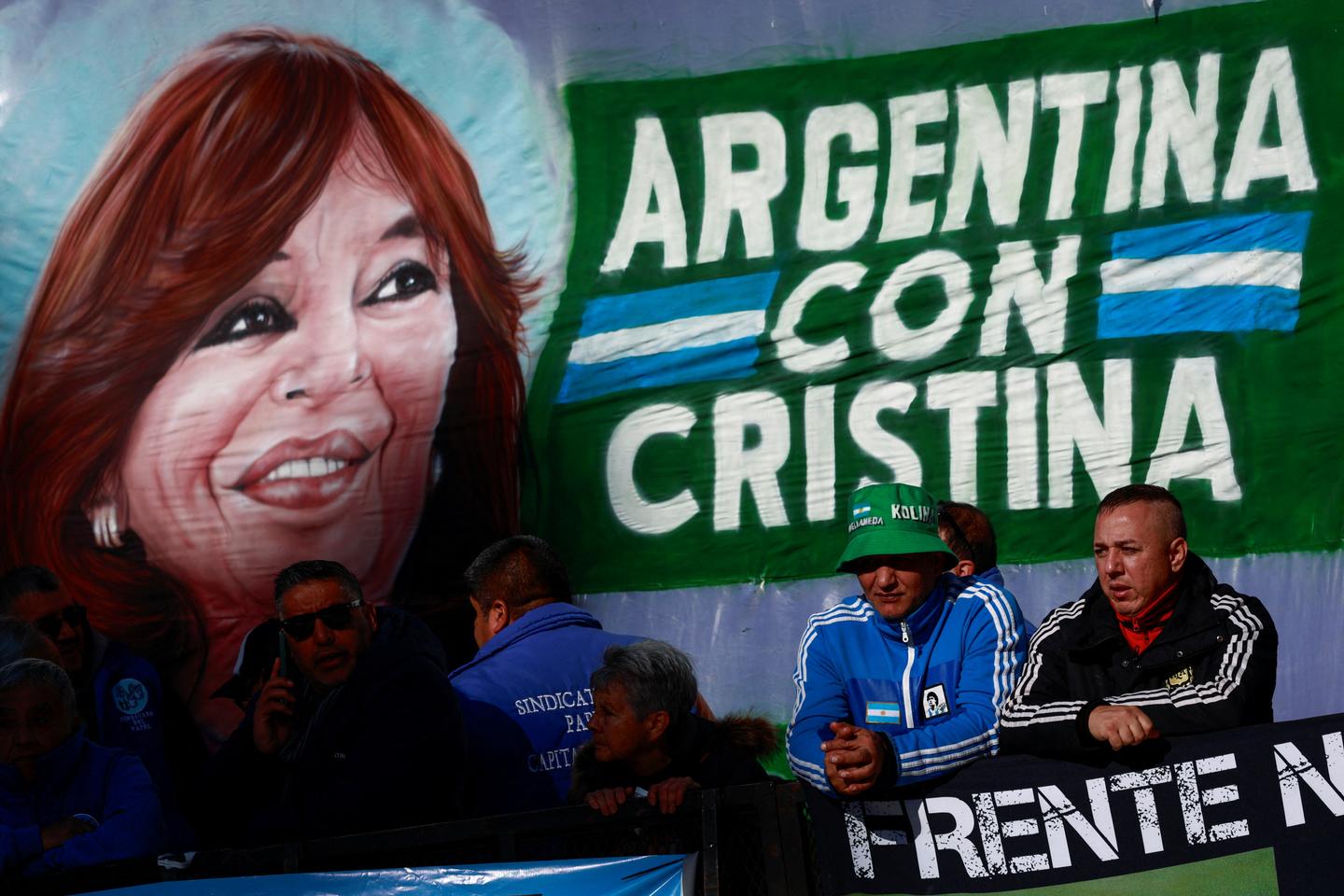 Large crowds protest in support of Argentine ex-President Fernández as she starts house arrest