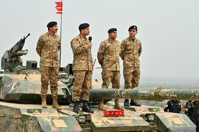 Le chef des forces armées pakistanaises, Asim Munir, tient un microphone lors de sa visite au champ de tir de Tilla Field pour assister à l’exercice Hammer Strike, à Mangla, au Pakistan, le 1er mai 2025.