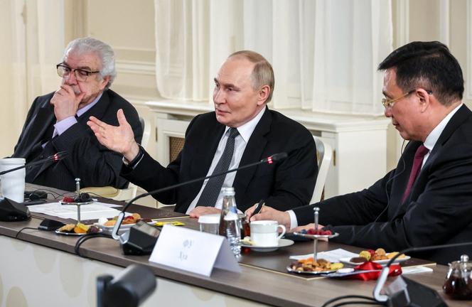 Vladimir Putin durante sua reunião com representantes de agências de notícias internacionais em São Petersburgo, Rússia, em 19 de junho de 2025.