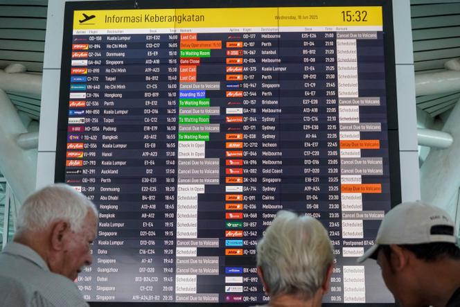 Des passagers à l’aéroport de Bali, le 18 juin 2025.