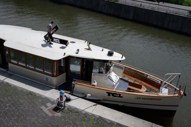 Un technicien prépare la première navette fluviale de Transports en commun lyonnais (TCL) sur le quai Rambaud, quartier de la Confluence, à Lyon, le 13 juin 2025.