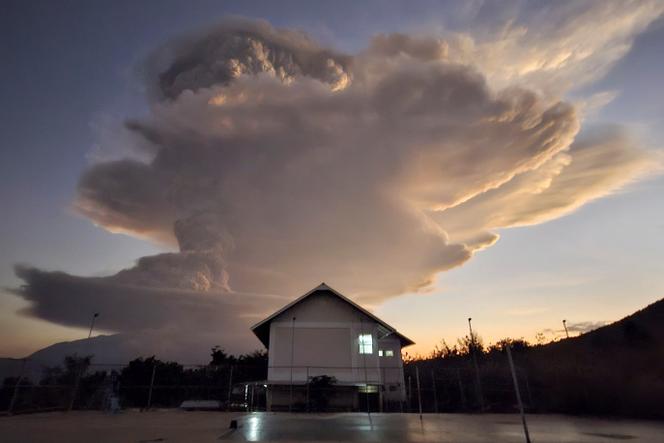 Nuage de fumée en provenance de l’irruption volcanique du Mont Lewotobi Laki-Laki, à Maumere, en Indonésie, le mardi 17 juin 2025.