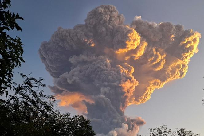 Le Mont Lewotobi Laki-laki crache de la fumée et des cendres volcaniques, vu depuis le village de Kawalelo dans la province de Nusa Tenggara Est, Indonésie, 17 juin 2025. 