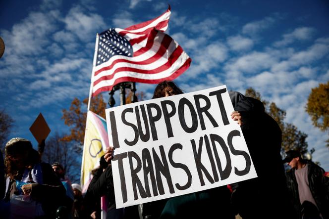 Rassemblement contre la décision d’un tribunal confirmant une interdiction de soins médicaux pour les mineurs transgenres, soutenue par les républicains dans le Tennessee, à l’extérieur du tribunal à Washington, Etats-Unis, le 4 décembre 2024.