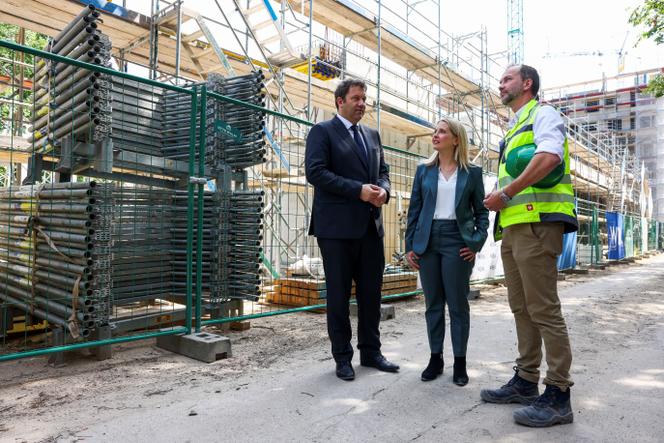 La ministre allemande de la construction, Verena Hubertz, et le ministre allemand des finances, Lars Klingbeil, visitent un chantier de construction pour présenter les points-clés d’un programme de construction de logements. A Berlin, le 18 juin 2025.
