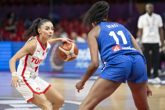 O Turkish Alperi Onar (à esquerda) contra o Valélico Francês Ayayi, durante a partida de grupo do basquete do euro, em Atenas, 18 de junho de 2025