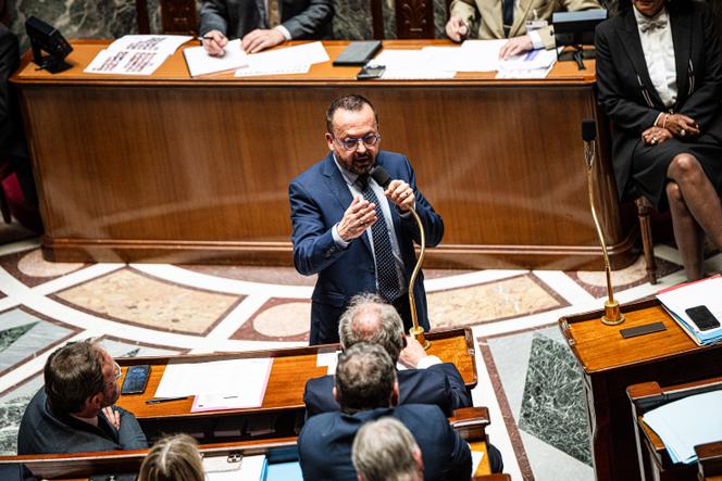 O ministro responsável pela saúde e acesso aos cuidados, Yannick Neuder, na Assembléia Nacional, em Paris, em 27 de maio de 2025.
