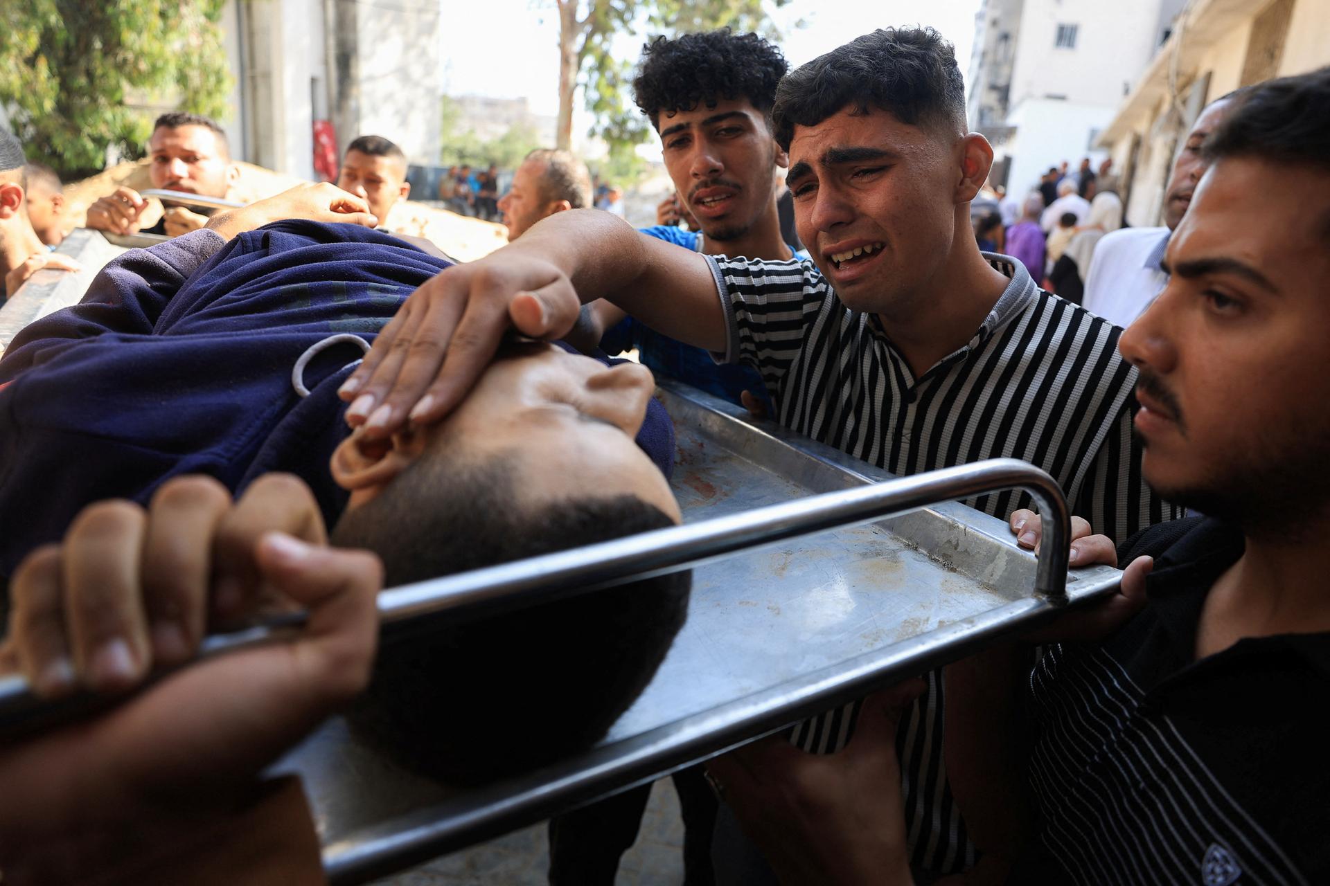 Un palestinien tué lors d’une attaque israélienne sur un site de distribution, à l’hôpital Al-Shifa de Gaza, le 18 juin 2025.