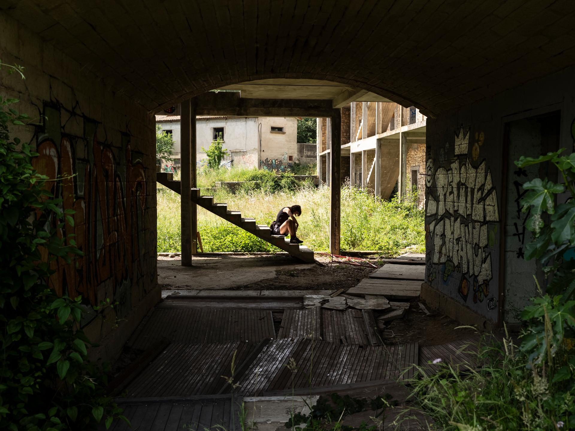Lors de la visite d’un bâtiment en friche près d’Alès (Gard), le 14 juin 2025. A l’origine une ferme, l’endroit a ensuite abrité un hôpital, avant d’être abandonné.