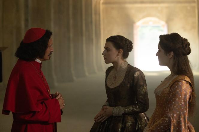 Grégoire Colin (cardinal de Richelieu), Kelly Depeault (Marie de Rohan) et Stephanie Gil (Anne d’Autriche) dans la série « Une amitié dangereuse », d’Alain Tasma.