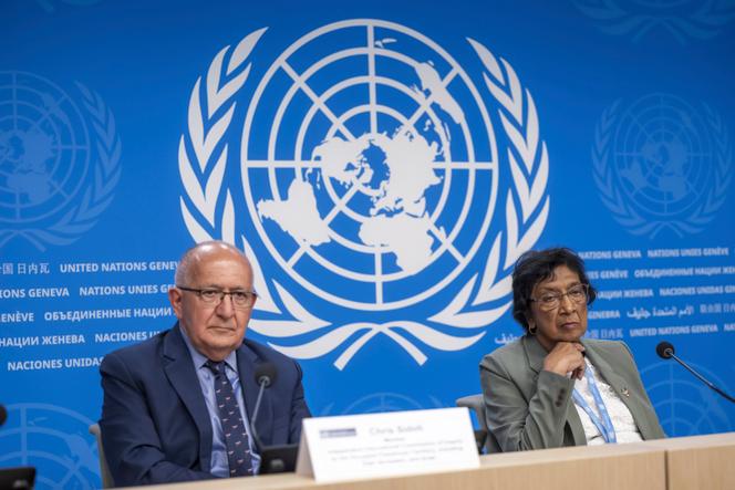 Navi Pillay (à droite), présidente de la commission de l’ONU chargée d’enquêter sur les atteintes aux droits humains commises en Israël et dans les territoires palestiniens, et Chris Sidoti (à gauche), membre de la commission, lors d’une conférence de presse à Genève, le 18 juin 2025.