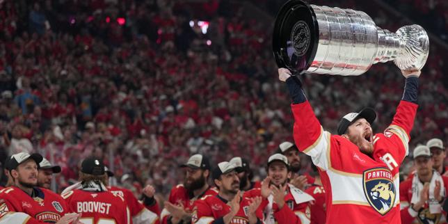Le joueur des Florida Panthers, Matthew Tkatchuk, soulève la Coupe Stanley, après la victoire contre les Edmonton Oilers, à Sunrise (Floride), le 17 juin 2025.