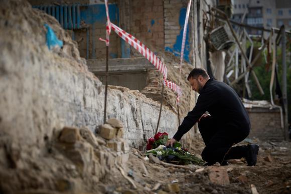 Volodymyr Zelensky dépose des fleurs devant l’immeuble détruit par l’attaque meurtrière de drones russes qui a tué 30 personnes dans la nuit de lundi à mardi, à Kiev, jeudi 19 juin 2025.
