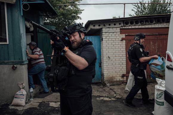 L'avancée russe dans la région de Soumy pousse de nombreux habitants à se déplacer. L’unité de police des Whites Angels de Soumy évacue un couple et leurs biens de leur maison, à Khotine, à quelques kilomètres de la frontrière avec la Russie, le 19 juin 2025.