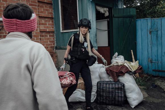 Alyona, membre des Whites Angels de Soumy, lors de l’évacuation d’un couple résidant dans la ville de Khotine, le 19 juin 2025.