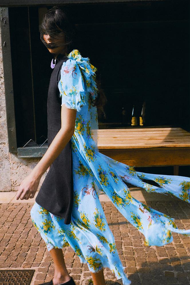 Robe en soie imprimée et Néoprène, Moschino, prix sur demande. Mocassins Prada.