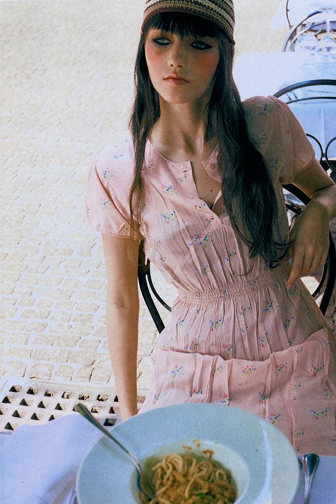Robe en pongé imprimé de fleurs et bonnet Prada, prix sur demande.