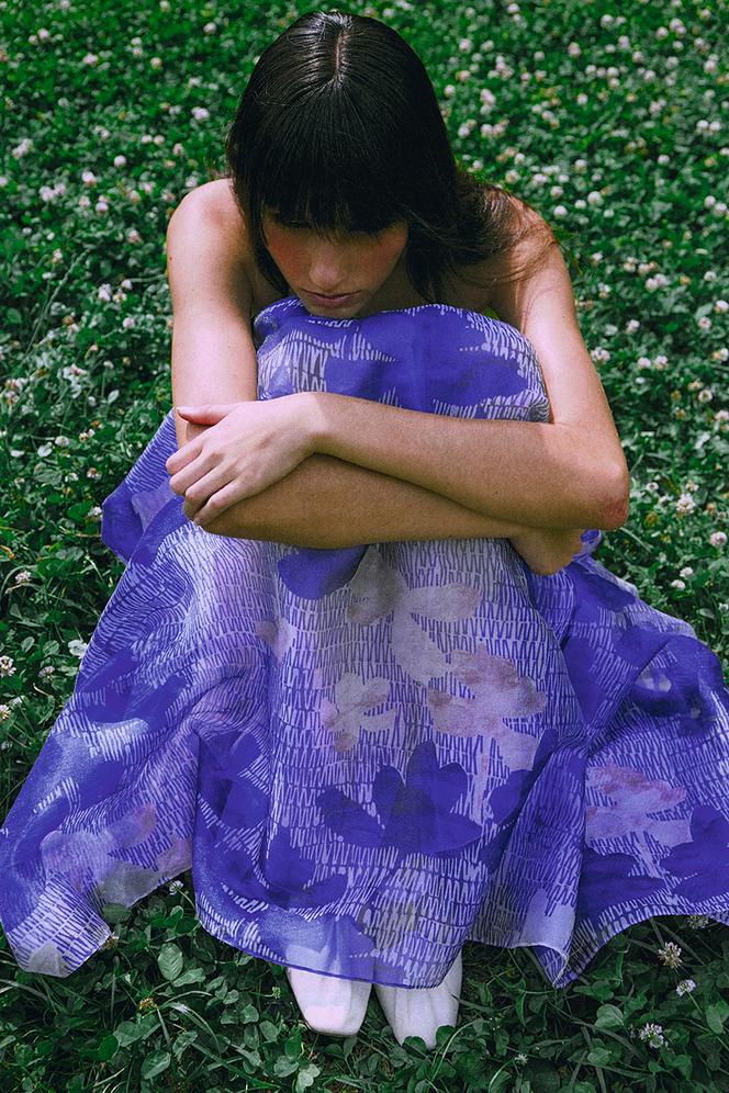 Robe en organza imprimée, 1 300 €, et chaussures Emporio Armani.