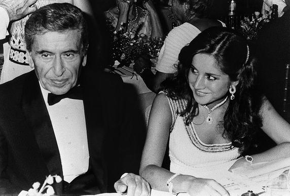 Akram Ojjeh, 61 ans, et sa troisième épouse, Nahed Tlass-Ojjeh, 19 ans, en 1979.