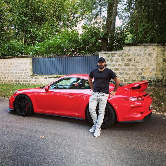 Akram Ojjeh Junior et une de ses Porsche, en 2021.