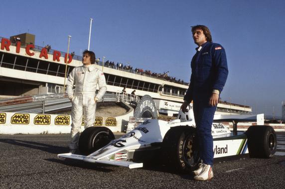 Aziz et Mansour Ojjeh, sur le circuit Paul-Ricard, dans le Var, en 1983.