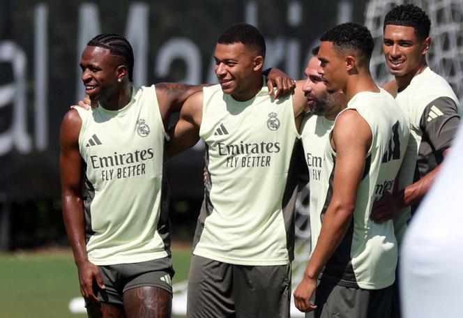 Vinicius Junior, Kylian Mbappé, Dani Carvajal, Trent Alexander-Arnold e Jude Bellingham durante uma sessão de treinamento do Real Madrid em Miami (Flórida), 15 de junho de 2025.