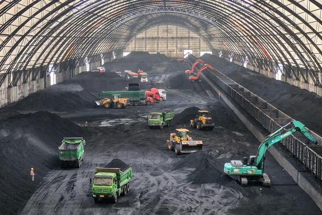 Dans un site de stockage de charbon, à Binzhou (Chine), le 9 mai 2025.