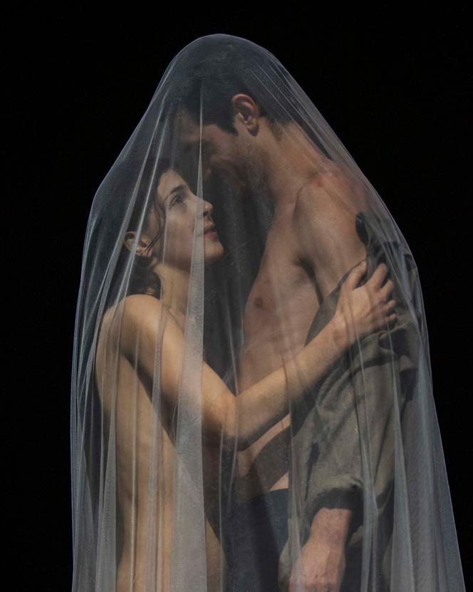 Ilia Koukouzeli et Fotis Stratigos dans « Mami », de Mario Banushi, lors d’une répétition à Athènes, le 4 février.
