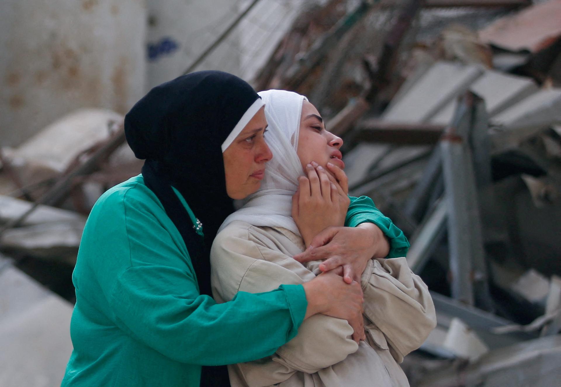 Aux funérailles de Palestiniens tués lors d’une attaque israélienne, à l’hôpital Al-Shifa, à Gaza, le 19 juin 2025.