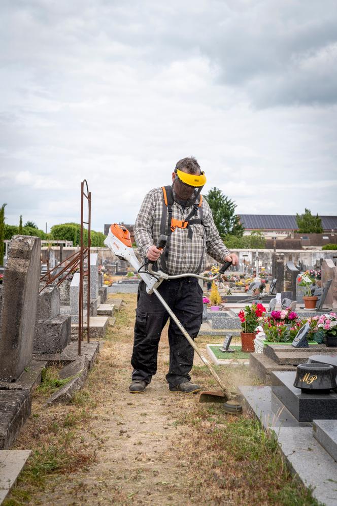 Un salarié de La Boîte d’à côté, une « entreprise à but d’emploi », dans le cimetière de Bléré (Indre-et-Loire), le 26 mai 2025.