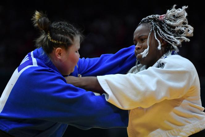 Romane Dicko (à droite), face à la Chinoise Jinesinuer Ayiman, lors des championnats du monde, à Budapest, le 19 juin 2025.