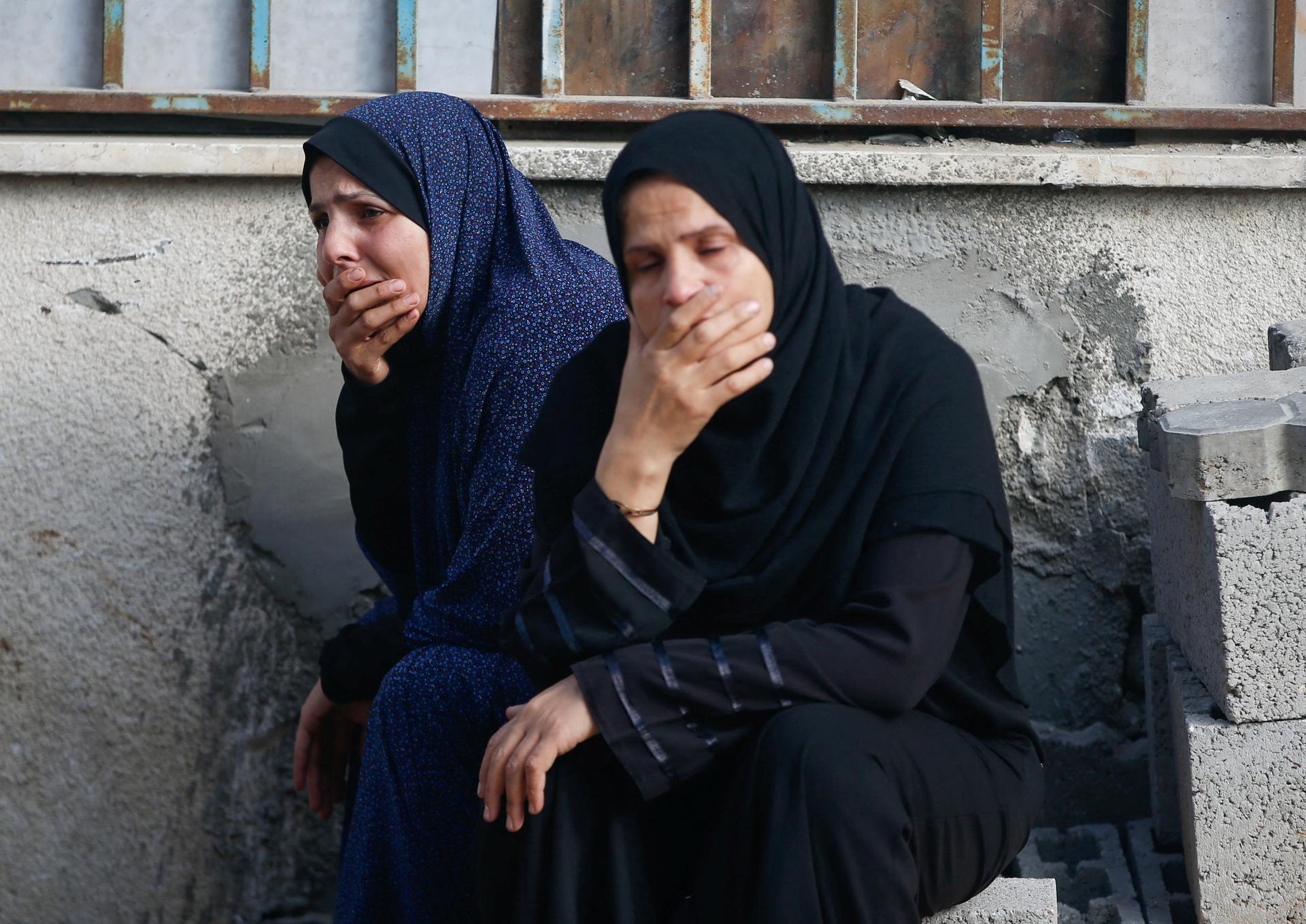 Aux funérailles de Palestiniens tués lors d’une attaque israélienne, à l’hôpital Al-Shifa, à Gaza, le 19 juin 2025.