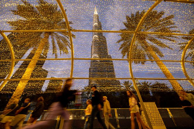 Em frente ao Burj Khalifa, no centro de Dubai, em 1º de março de 2025.