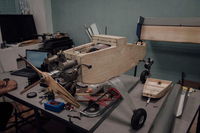 Un drone avion ukrainien fabriqué avec un moteur récupéré sur un drone russe, à Soumy, le 17 juin 2025.