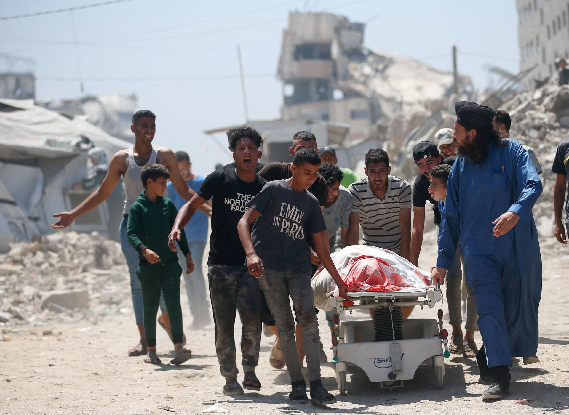 Le corps d’un Palestinien tué lors d’une attaque israélienne, conduit en direction de l’hôpital Al-Shifa, à Gaza, le 19 juin 2025.