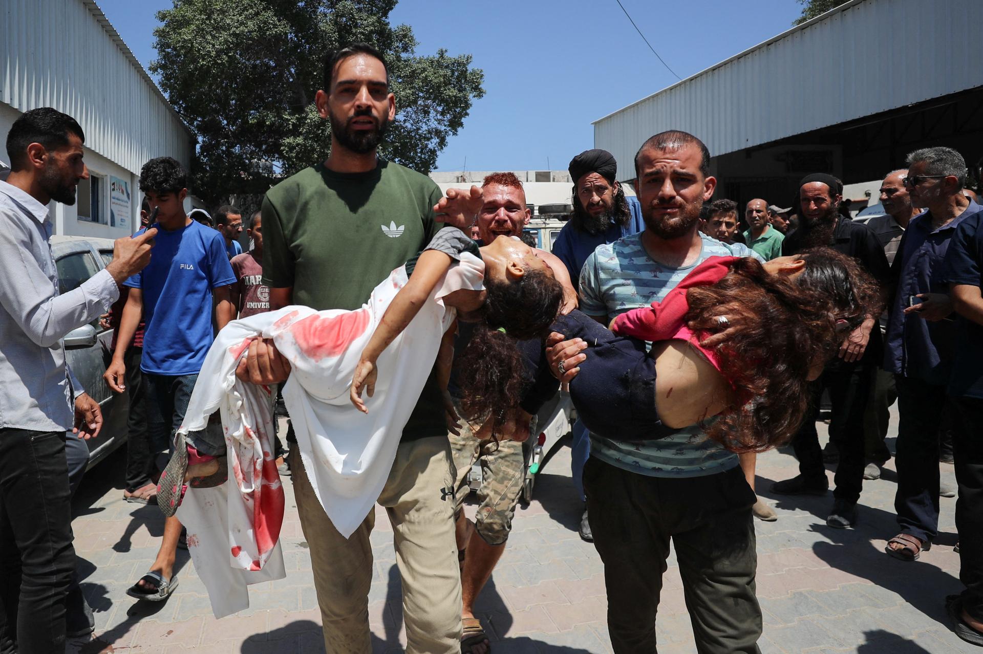 Des Palestiniens transportent des enfants tués lors d’une attaque israélienne, à Gaza, le 19 juin 2025.