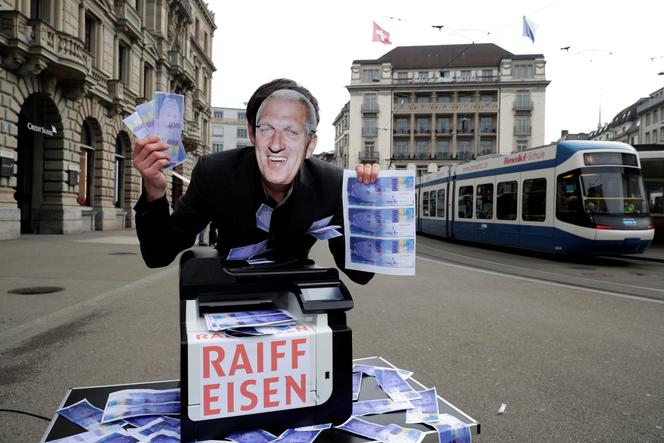 Manifestant à l’effigie de Pierin Vincenz, alors directeur de la banque Raiffeisen. A Zurich (Suisse), le 15 mars 2018.
