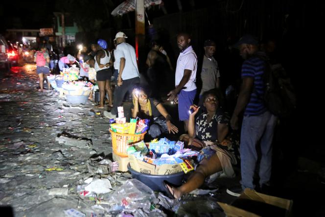 Dans une rue de Port-au-Prince, capitale d’Haïti, durant une panne d’électricité, après que des habitants d’une ville voisine ont pris d’assaut un barrage et coupé l’électricité pour protester contre l’inaction du gouvernement face à la violence des gangs, le 18 juin 2025. 