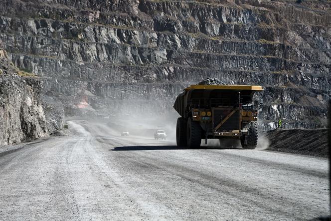 Des camions transportent les minerais de la mine de diamants, à Jwaneng (Botswana) le 11 mai 2023.
