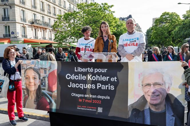 Noémie Kohler (au centre), sa mère Mireille Kohler et son père Pascal Kohler lors d’un rassemblement pour marquer les trois ans de détention de leur sœur et fille Cécile Kohler, et de son compagnon Jacques Paris en Iran, à Paris le 7 mai 2025. 